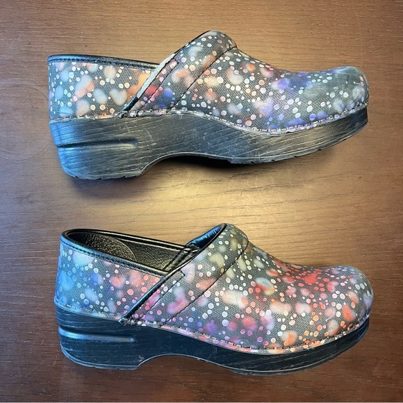 Dansko women’s professional clogs. Patterned. Size 37eu; 7us. - Picture 5 of 6